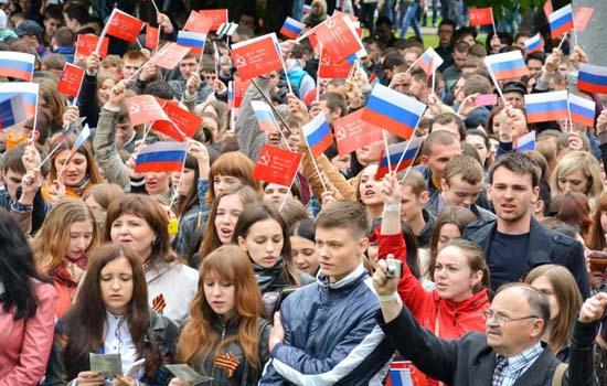 Более 12 тысяч жителей Ростова исполнили коллективно "День Победы"